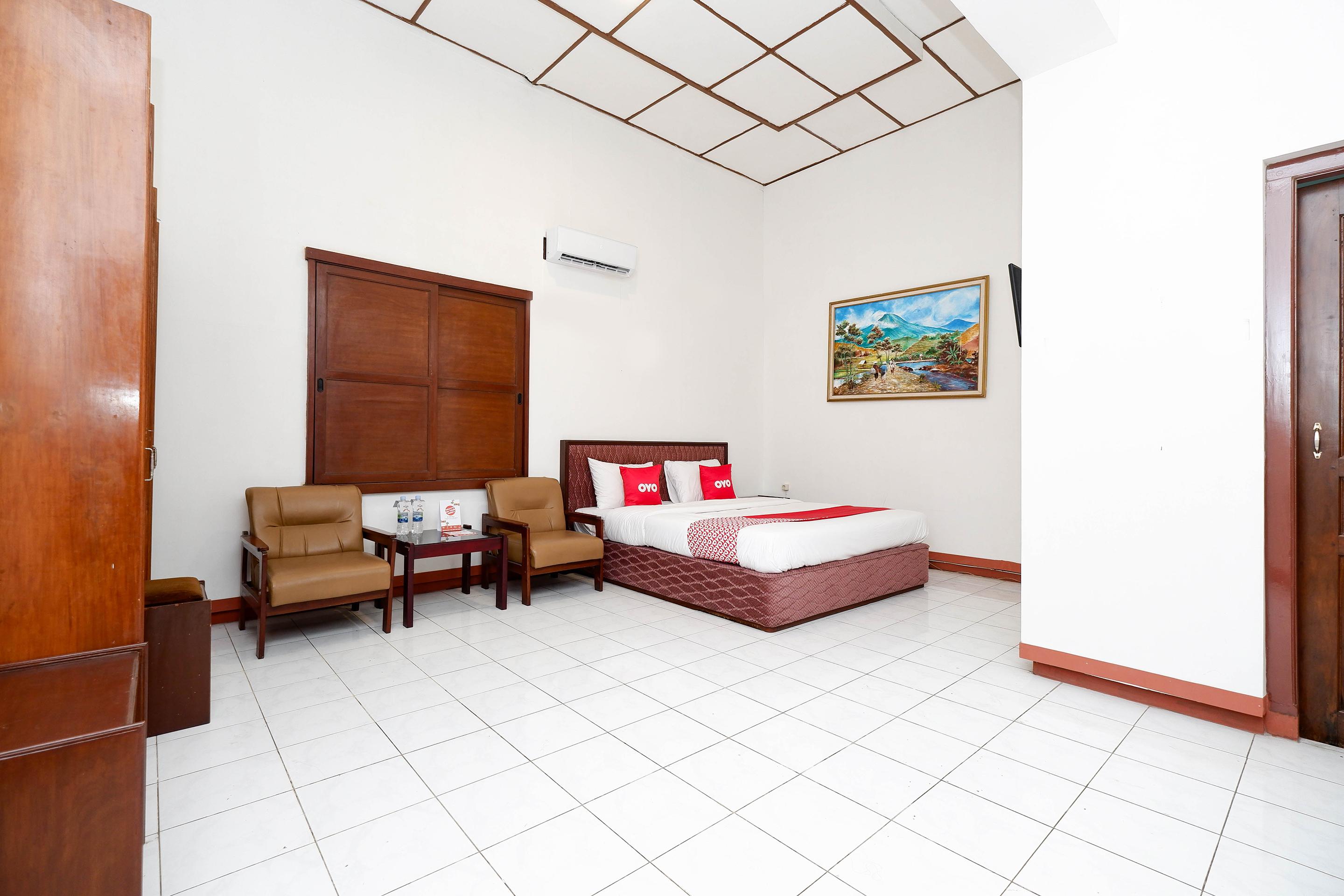 OYO 1644 Hotel Griya Kencana Solo Exterior foto