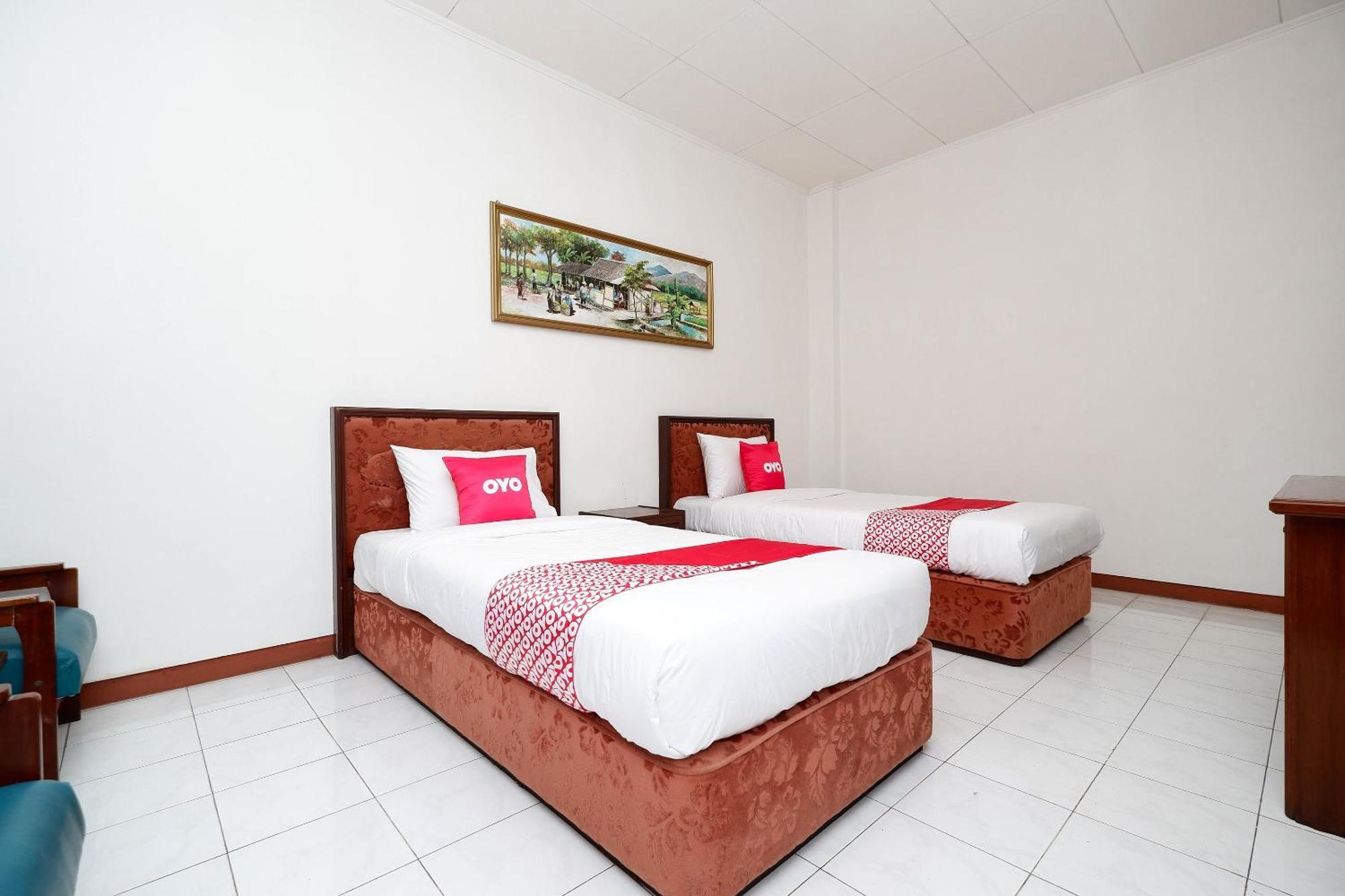 OYO 1644 Hotel Griya Kencana Solo Exterior foto