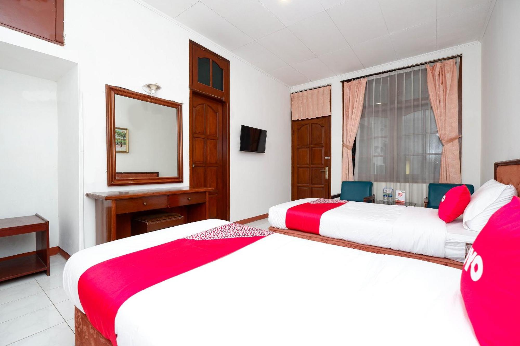 OYO 1644 Hotel Griya Kencana Solo Exterior foto
