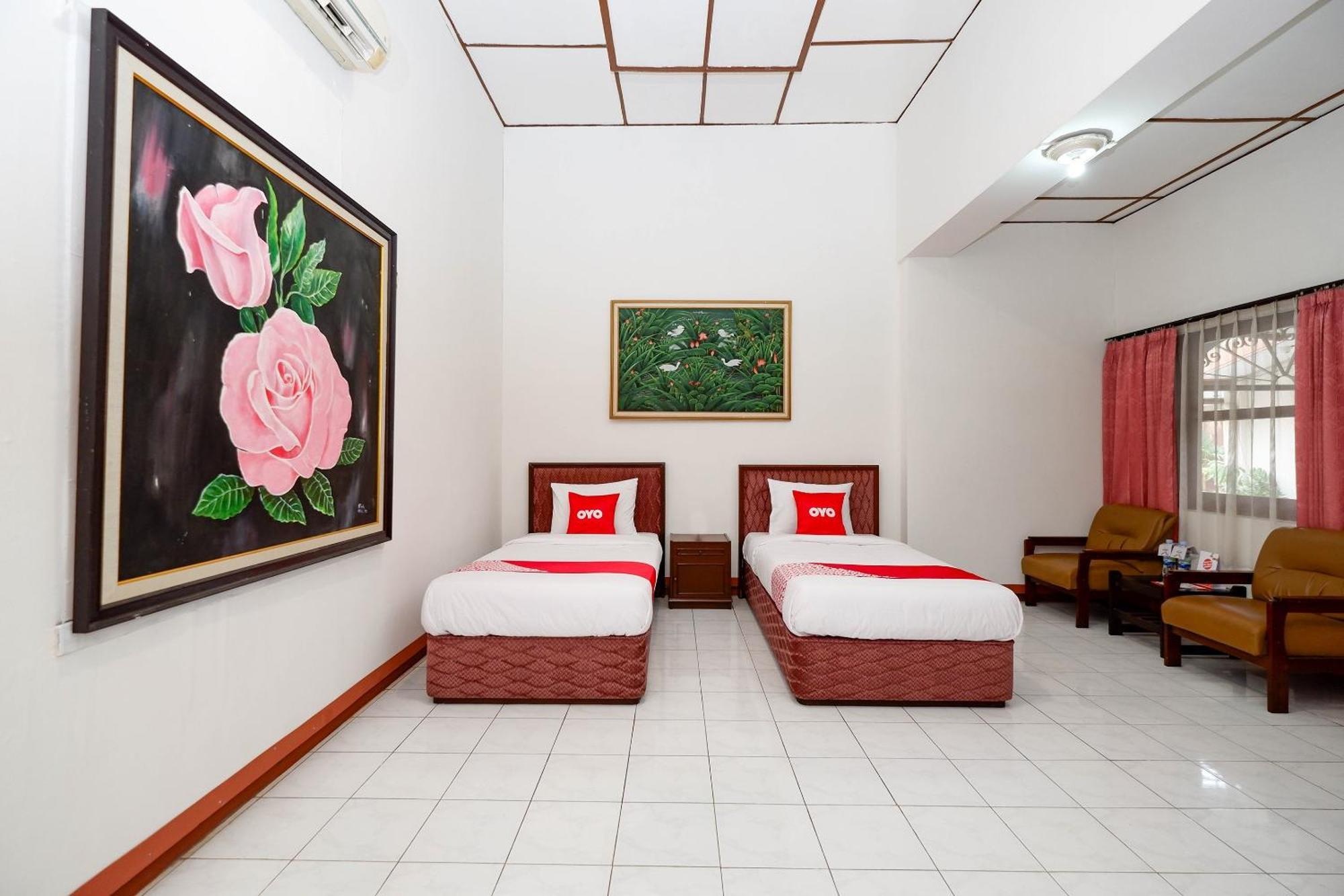 OYO 1644 Hotel Griya Kencana Solo Exterior foto