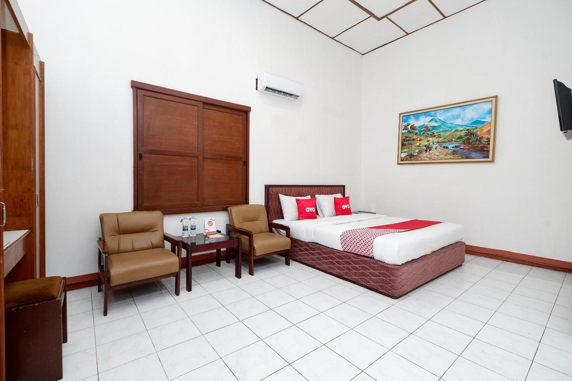 OYO 1644 Hotel Griya Kencana Solo Exterior foto