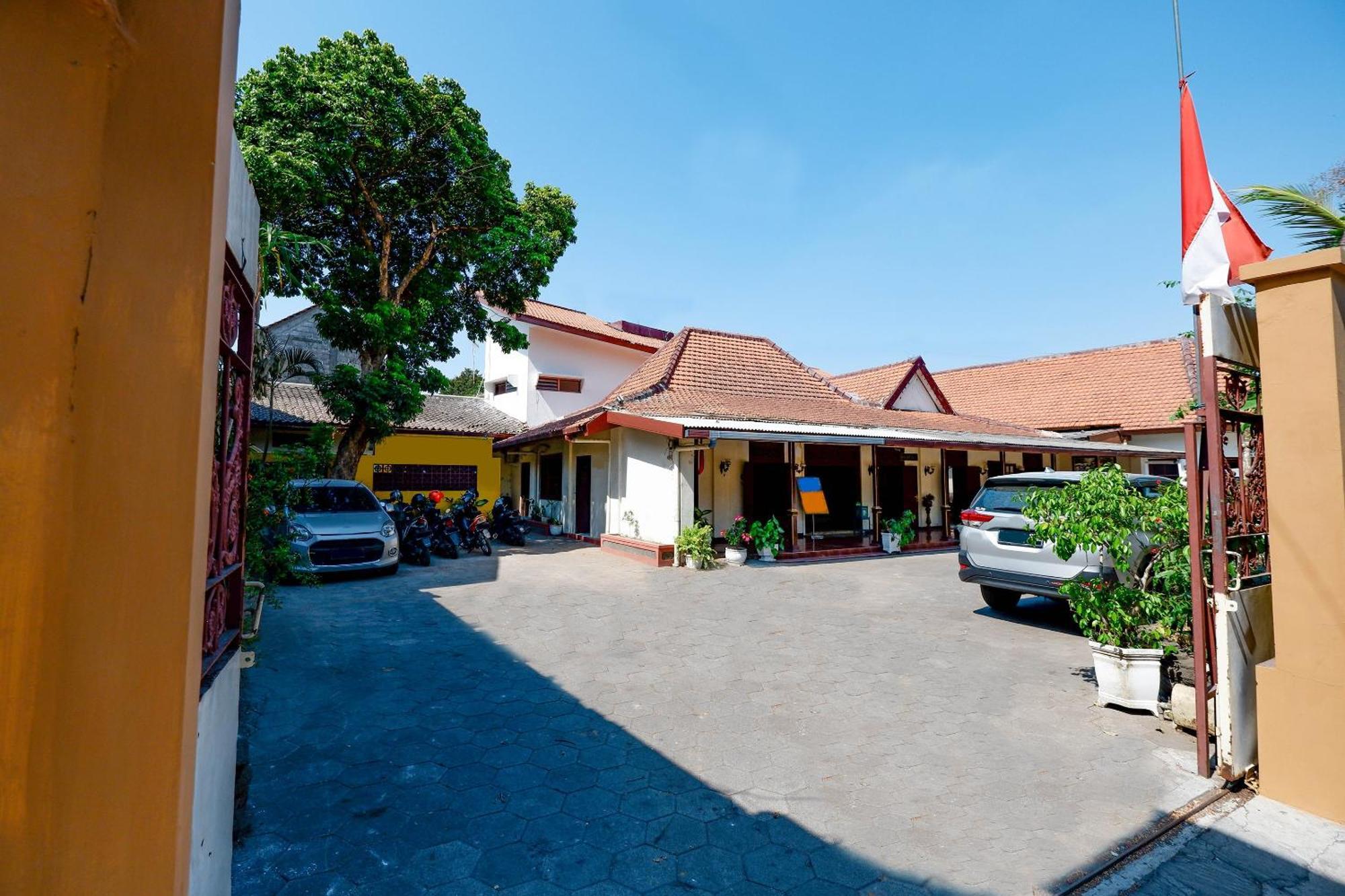 OYO 1644 Hotel Griya Kencana Solo Exterior foto