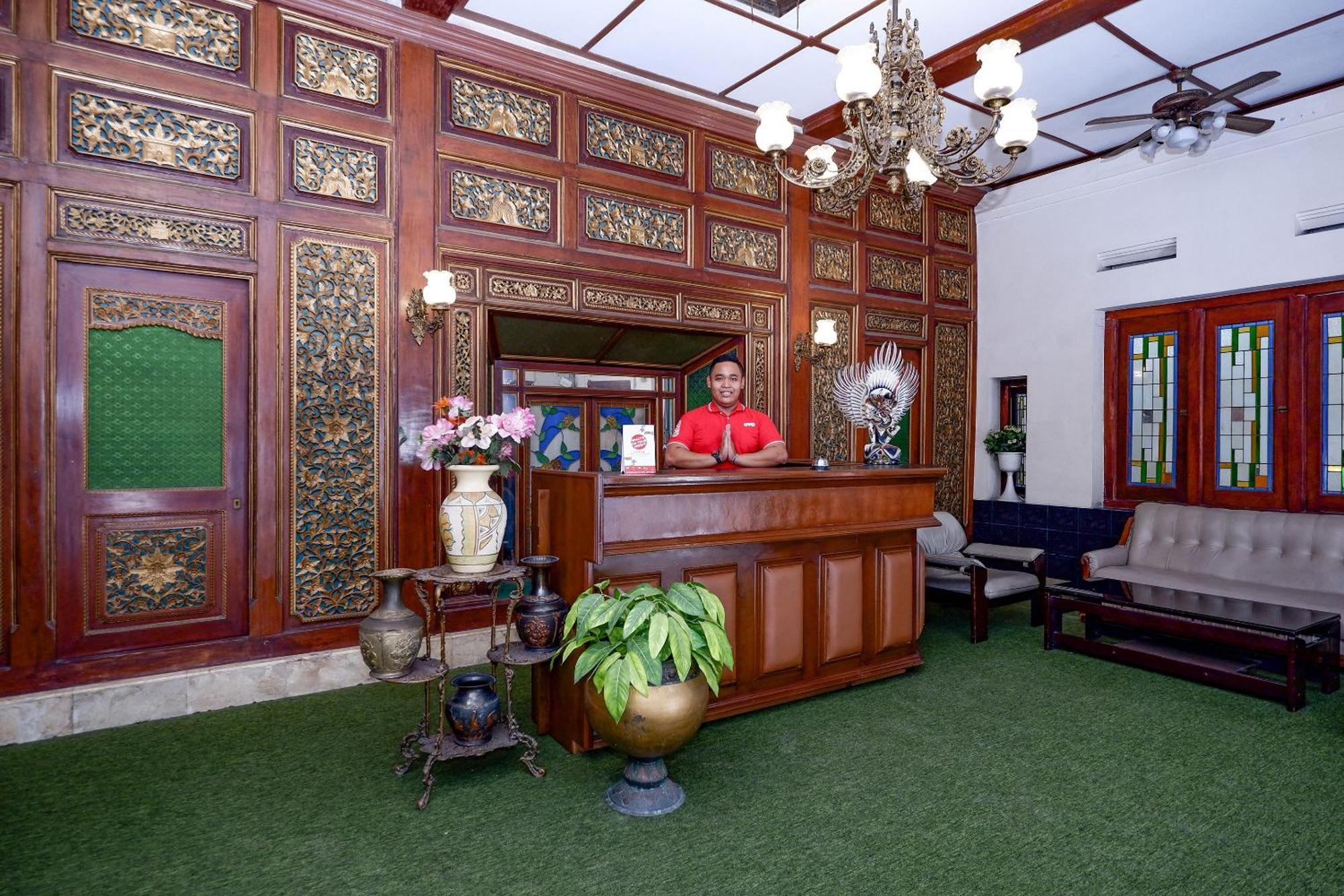 OYO 1644 Hotel Griya Kencana Solo Exterior foto